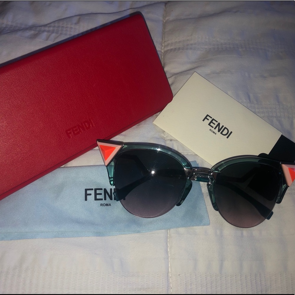 FENDI Iridia Cateye Sunglasses✨
